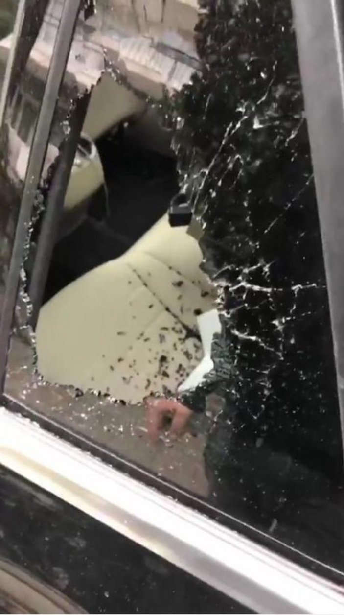 Cenk Eren'in arabasının camını kırdılar