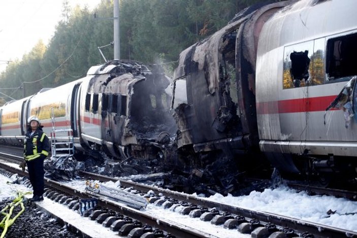 Almanya'da hızlı tren Köln'e giderken yolda kül oldu