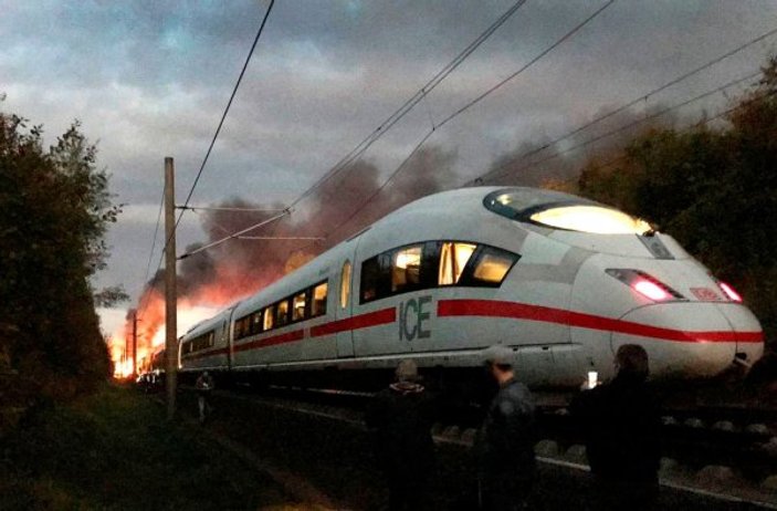 Almanya'da hızlı tren Köln'e giderken yolda kül oldu