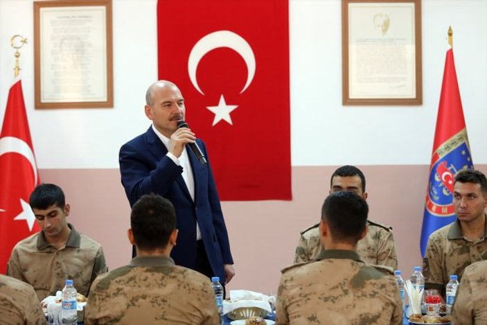 Bakan Süleyman Soylu Mehmetçik'le kahvaltıda buluştu