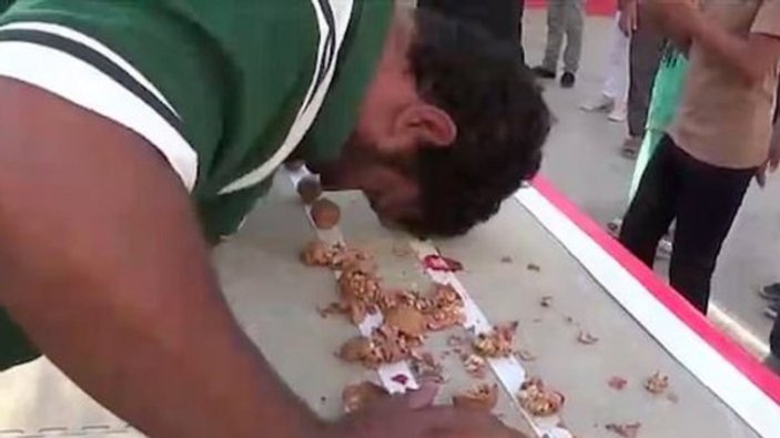 Pakistanlı adam 1 dakikada kafasıyla 243 ceviz kırdı