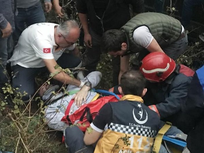 Sakarya'da arazi aracı uçuruma yuvarlandı: 3 yaralı