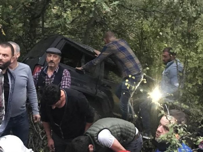 Sakarya'da arazi aracı uçuruma yuvarlandı: 3 yaralı