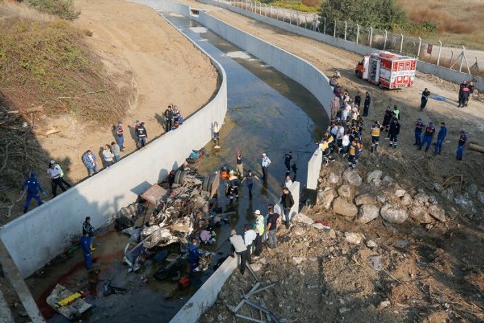 İzmir'de göçmenleri taşıyan kamyon devrildi