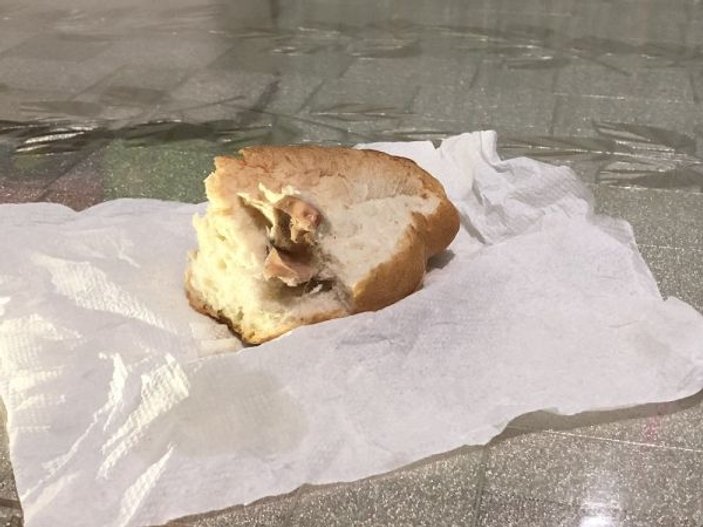 Fırından alınan ekmeğin içinden yara bandı çıktı