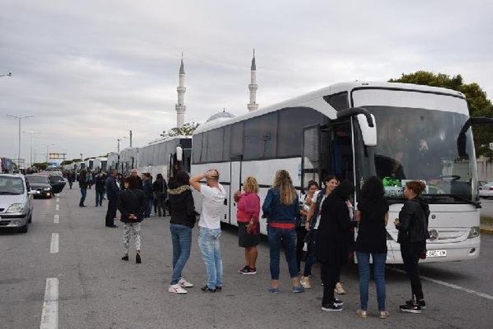 Bulgar turistler sınırda halay çekti