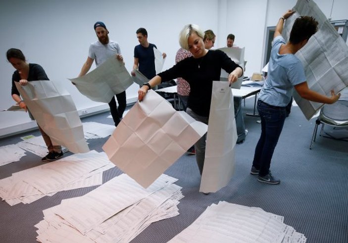 Almanya seçimlerinde dev oy pusulası
