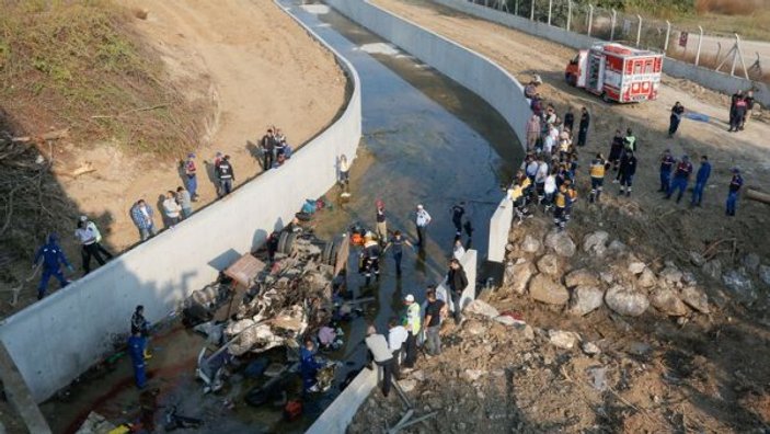 İzmir'de mültecilerle kaza yapan şoför gözaltına alındı
