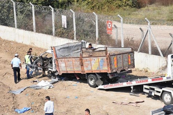 İzmir'de mültecilerle kaza yapan şoför gözaltına alındı