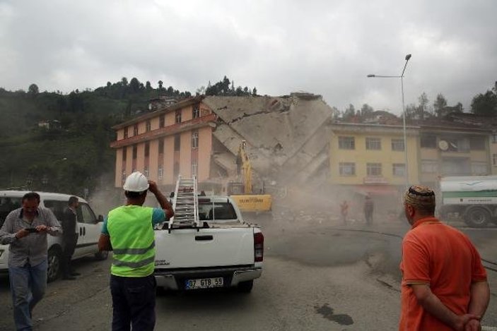 Rize'de altından dere geçen binanın yıkımı yapıldı