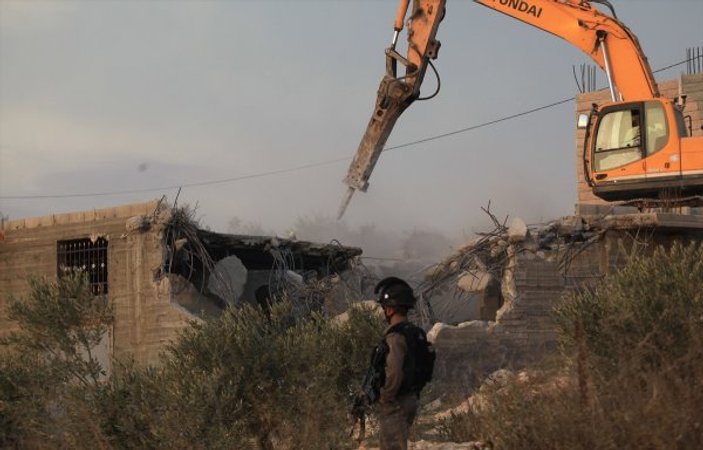 İsrail Batı Şeria'da bir Filistinlinin evini yıktı