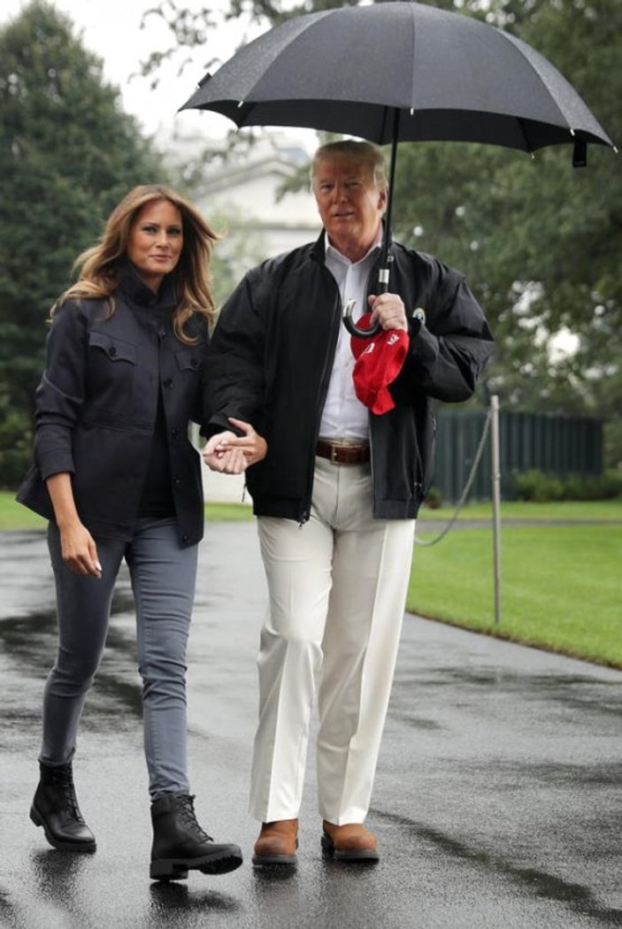 Trump, Melania'yı şemsiyenin altına almadı