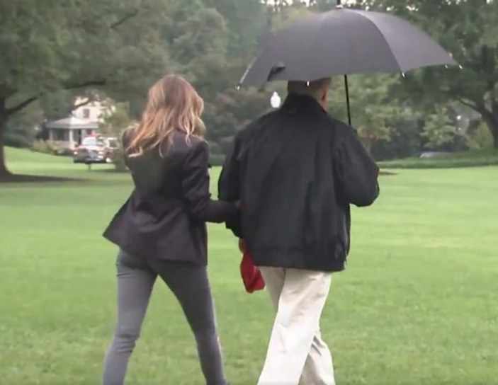 Trump, Melania'yı şemsiyenin altına almadı