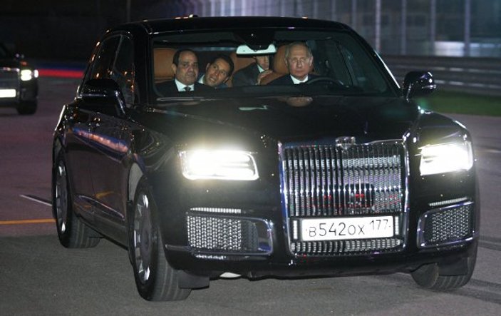 Putin Sisi ile yeni Rus otomobilini test etti