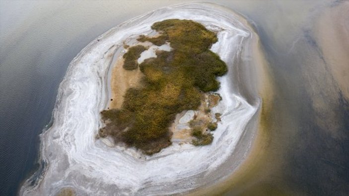 Van Gölü'nde çekilen su adacığı ortaya çıkardı