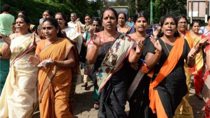 Hindistan'da tapınağa girmek isteyen kadınlar darbedildi