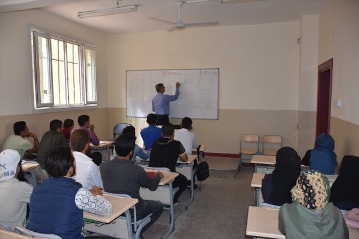 Suriyelilere memleketlerinde iyi eğitim için yüksekokul