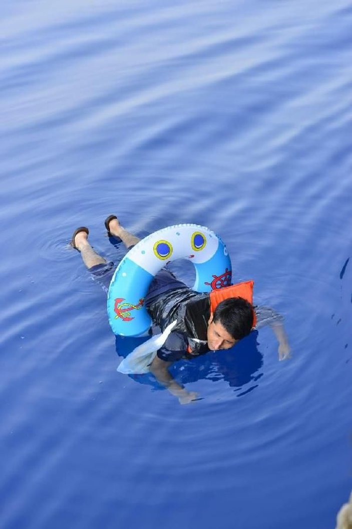 Yunanistan'a yüzen Pakistanlıyı tekne kaptanı kurtardı