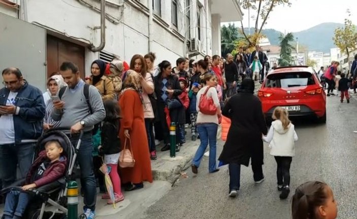 Bursa'da tiyatro sevgisi uzun kuyruklar oluşturdu