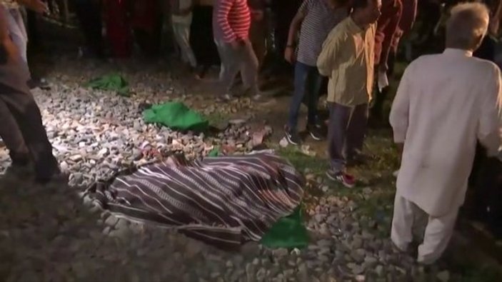 Hindistan'da tren kazası: 100 ölü