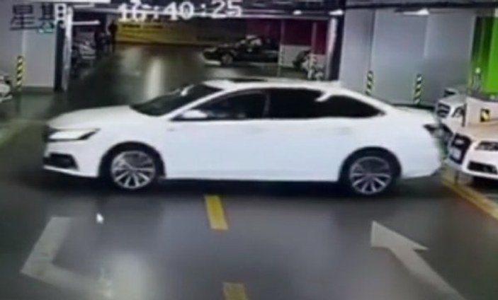 Otoparktan çıkmaya çalışan Çinli sürücü