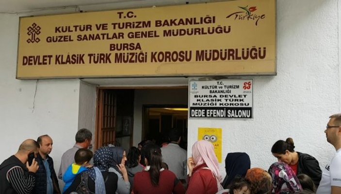 Bursa'da tiyatro sevgisi uzun kuyruklar oluşturdu