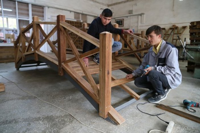 Lise öğrencileri KYK için mobilya üretiyor