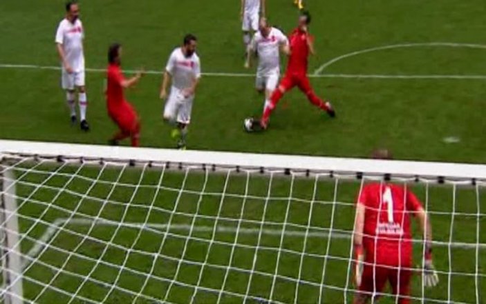 Ünlüler maçında Mustafa Varank'ın plase golü