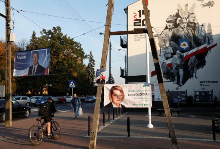 Polonya'da yerel seçimler için halk sandık başında