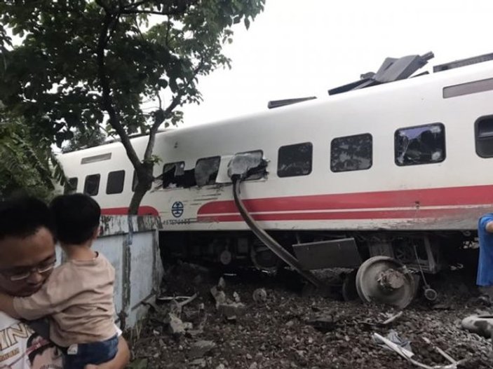 Tayvan'da tren raydan çıktı: 17 ölü