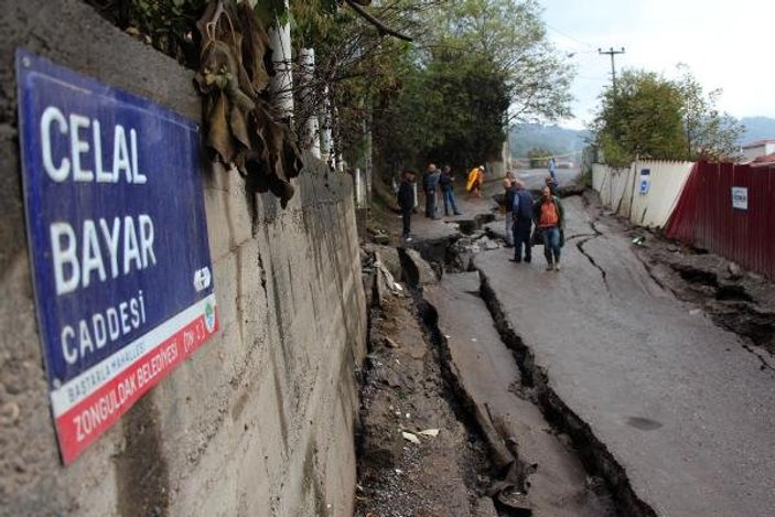 Zonguldak'ta yol heyelan nedeniyle çöktü