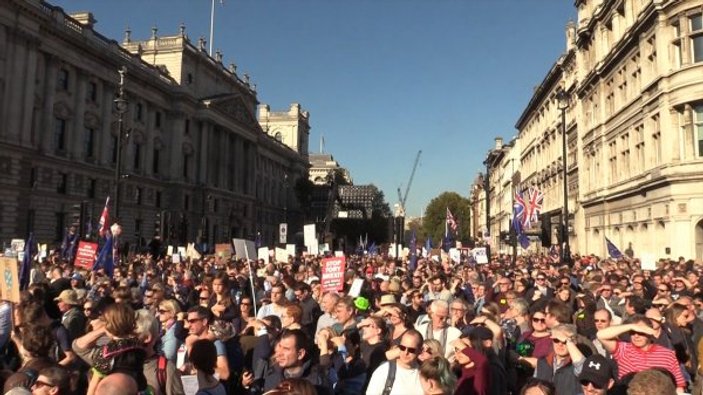 Londra'da yüz binlerce Brexit karşıtı yürüdü