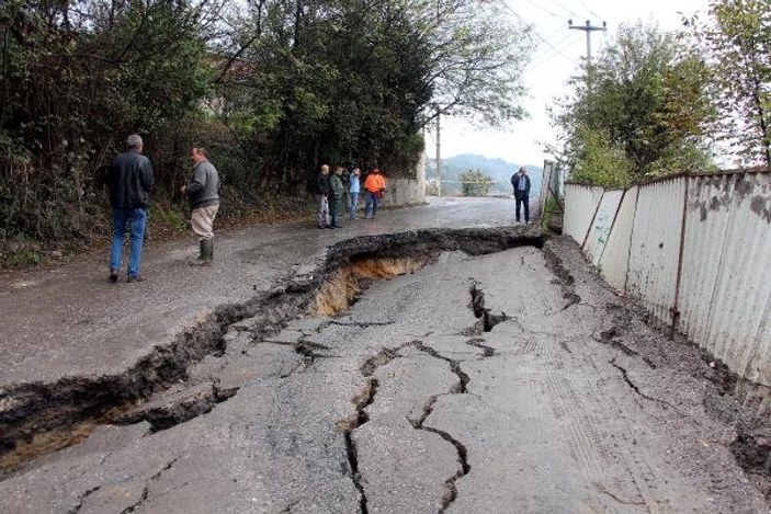 Zonguldak'ta yol heyelan nedeniyle çöktü