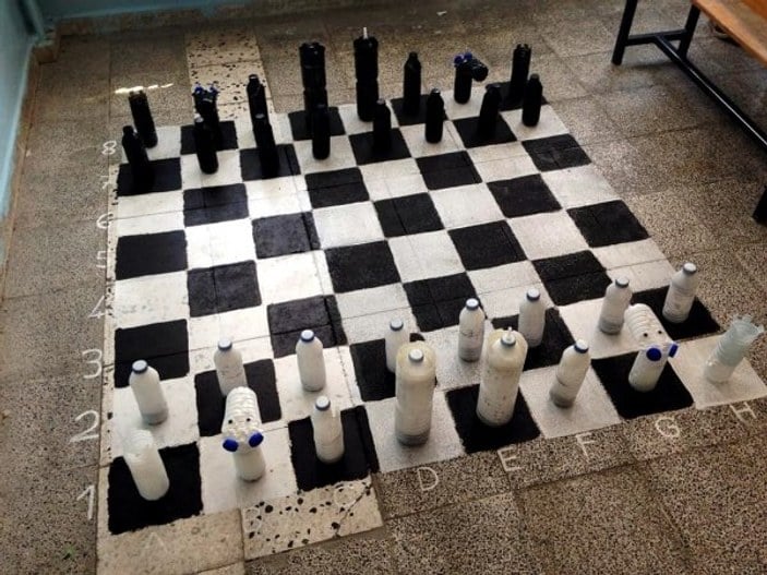Öğretmen öğrencileri için pet şişeden satranç yaptı