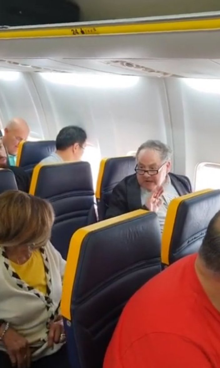 Ryanair uçağında ırkçı saldırı