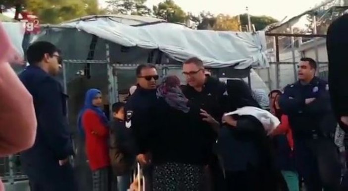 Kadın mülteciye küfürler yağdıran Yunan polisi