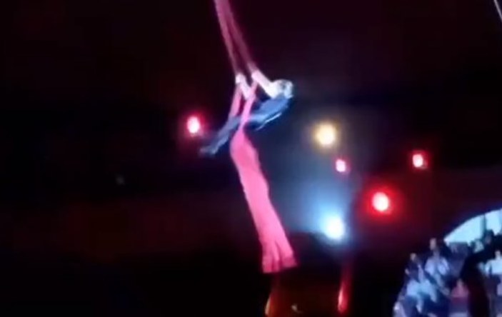 Rusya'daki sirkte jimnastikçi kadın yere çakıldı
