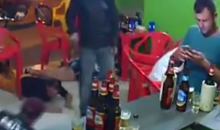 Cep telefonu bağımlısının soygun sırasındaki rahatlığı