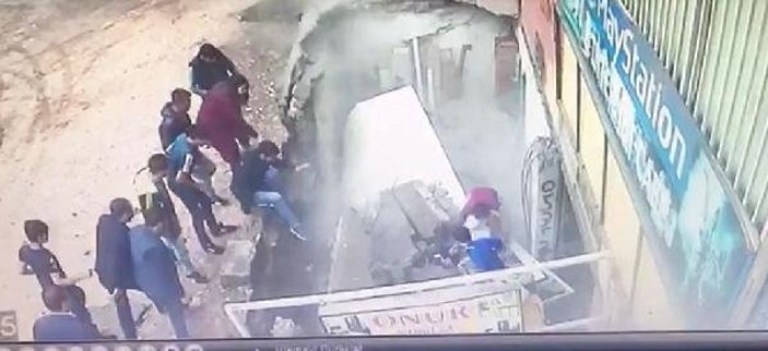 Diyarbakır'da kaldırım çöktü: 2 yaralı