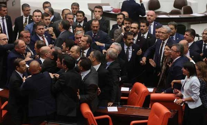 CHP'liler Meclis'te olay çıkardı