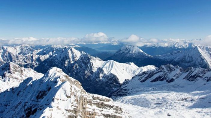 Snowboardlar Almanya'nın zirvesinde kayacak: Zugspitze