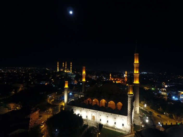 Osmanlı mirası camiler gece de göz alıcı