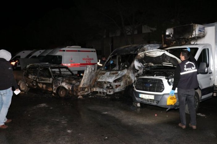 Alev alan otomobil kaza yaparak 3 aracı daha yaktı