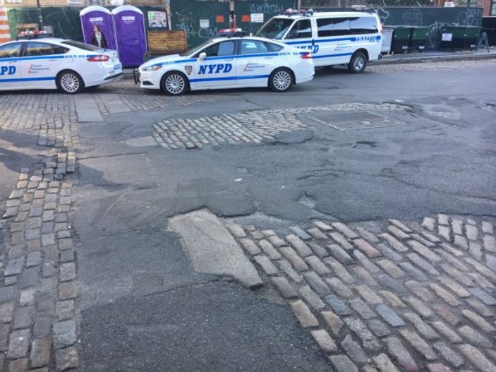 New York'ta parke taşlarına asfalt çalışması