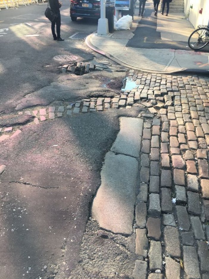 New York'ta parke taşlarına asfalt çalışması