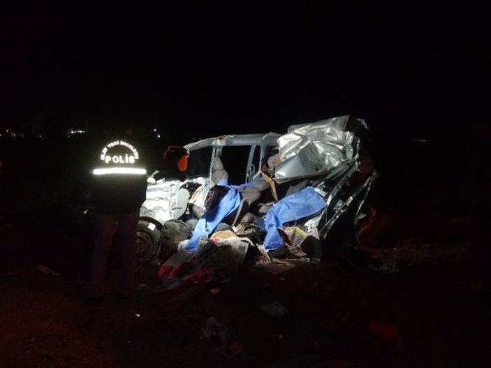 Konya'da otomobil tıra arkadan çarptı: 3 ölü, 2 yaralı