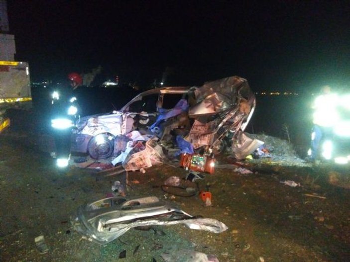 Konya'da otomobil tıra arkadan çarptı: 3 ölü, 2 yaralı