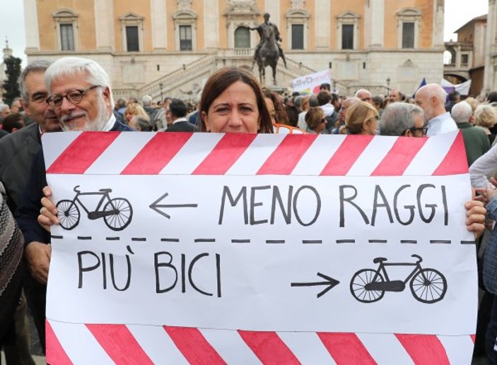 Roma'da kötü belediyecilik protesto ediliyor