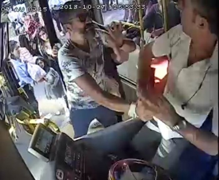 Yolcunun eşi otobüs şoförünü dövdü