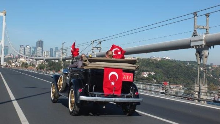 Atatürk'ün benzeri Cumhuriyet konvoyunda